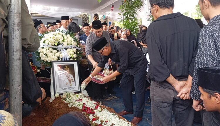 Sejumlah pejabat menaburkan bunga di peristirahatan terakhir Alex Noerdin.