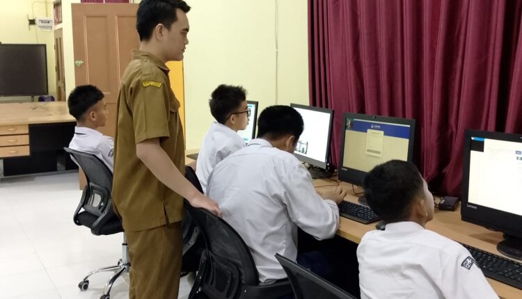 Guru mendampingi siswa saat mengikuti simulasi lanjutan Tes Kemampuan Akademik (TKA) berbasis komputer sebagai persiapan menghadapi ujian April 2026.