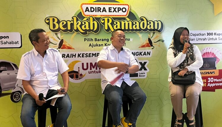 Head of Regional Business Sumatra Bagian Selatan Adira Finance, Nurahmat Bagyo Andriyanto bersama Kepala Wilayah Sumatra Bagian Selatan Adira Finance, Rudy Sumaryadi saat kegiatan Media Gatherting Adira Expo di Palembang.