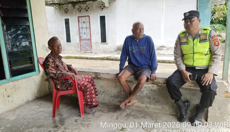 Dekatkan diri dengan masyarakat, Personel Polsek Buay Madang Timur melaksanakan sambang dialogis di Desa Kedu. Melalui obrolan hangat, sampaikan pesan kamtibmas dan mengajak warga bersama-sama mewujudkan lingkungan yang aman dan nyaman.