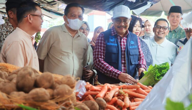 Wakil Bupati Musi Banyuasin, Abdur Rohman Husen, melakukan sidak langsung ke Pasar Randik pada hari ke-11 Ramadhan.