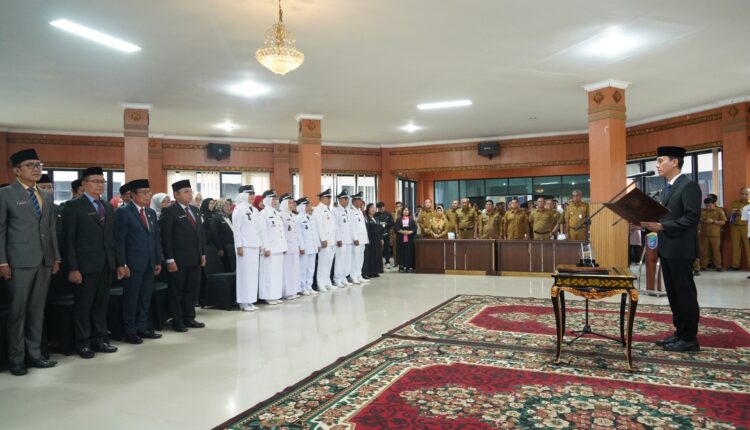 Bupati Ogan Komering Ilir (OKI), Muchendi, saat memimpin prosesi pelantikan dan pengambilan sumpah janji 115 pejabat pimpinan tinggi pratama serta pejabat administrasi di lingkungan Pemkab OKI.