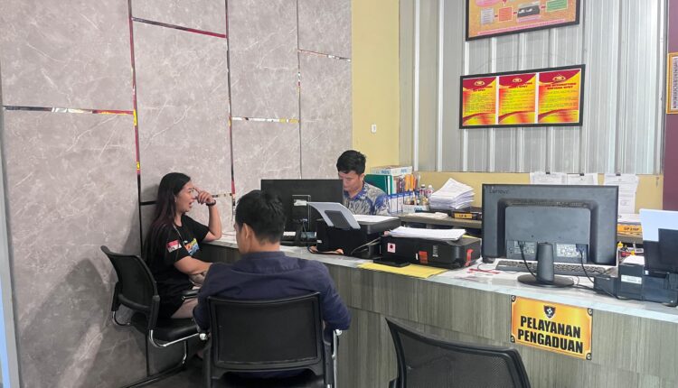 Korban KDRT, Ismi Eliana (33), saat memberikan keterangan kepada petugas di ruang SPKT Polrestabes Palembang.