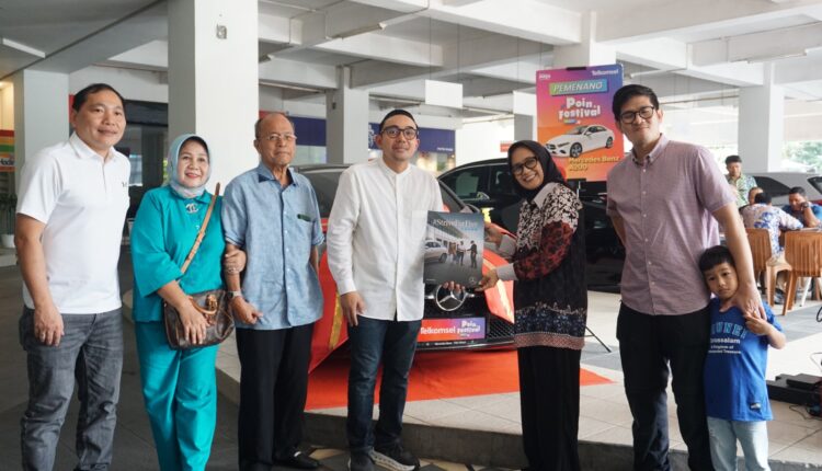 Penyerahan hadiah utama Program Undian Poin Akhir Tahun 2025 kepada Abdul Wahid Rambey, berupa 1 unit Mercedes Benz A200 di Graha Merah Putih Medan.