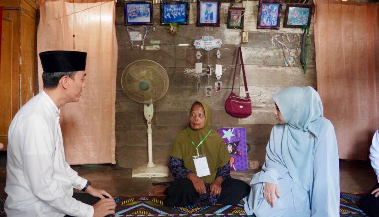 Muchendi, bersama Ketua Tim Penggerak PKK OKI, Ike Muchendi, saat berkunjung dalam agenda Safari Ramadhan.