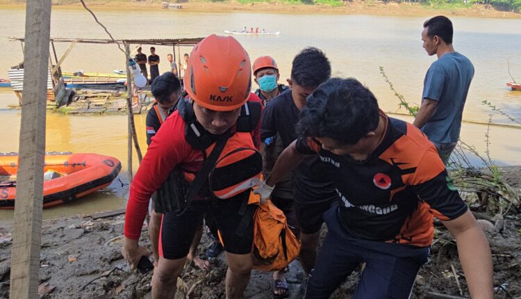 Kerja keras tim gabungan dari BPBD Muba, Basarnas, TNI, dan Polri membuahkan hasil. Korban tenggelam di Desa Lumpatan, Muhamad Ariyadi, berhasil ditemukan dan dievakuasi pada Sabtu (07/03/2026). Jenazah ditemukan sekitar 4 km dari lokasi awal setelah pencarian intensif selama dua jam.