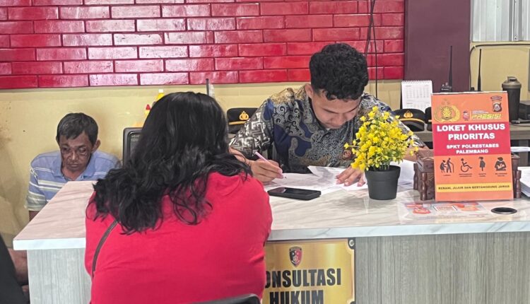 Siti Aisyah mendatangi SPKT Polrestabes Palembang untuk melaporkan pengeroyokan yang menimpa adiknya.