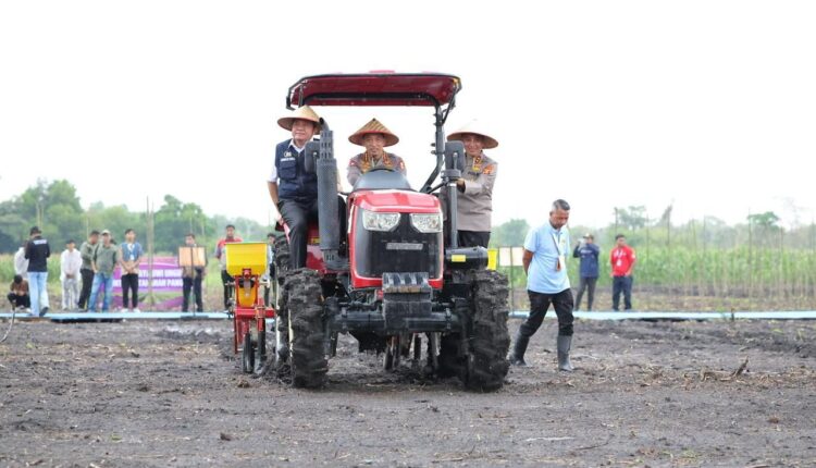 Kapolri Jenderal Listyo Sigit Prabowo saat melakukan penanaman benih serentak Kuartal I di Kabupaten Ogan Ilir.
