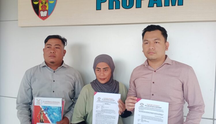 Hartini didampingi kuasa hukumnya.
