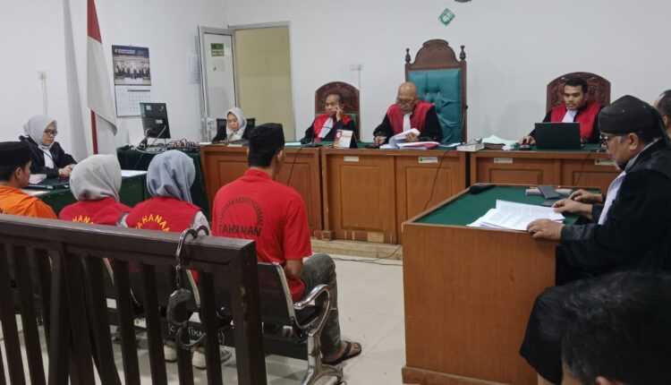 Majelis hakim bacakan putusan sela di persidangan yang digelar di PN Palembang.