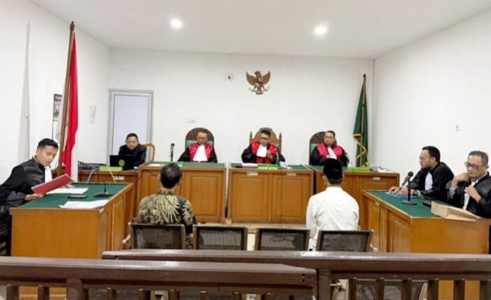 Suasana persidangan kasus dugaan korupsi pengadaan alat pemadam karhutla senilai Rp1,2 miliar di Pengadilan Tipikor Palembang. Jaksa menilai keberatan terdakwa tidak berdasar karena sudah memasuki materi pokok perkara.