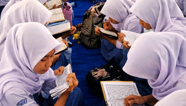 Pemandangan khidmat di Aula SMKN 3 Palembang saat sekitar 1.000 siswa kelas X dan XI mengikuti kegiatan khataman Al-Quran massal.