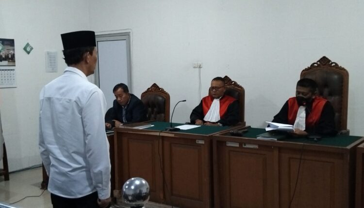 Mantan Wali Kota Palembang, Harnojoyo, dijatuhi hukuman 2 tahun 4 bulan penjara di Pengadilan Negeri (PN) Tipikor Palembang.