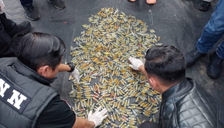 Petugas BNNP Sumsel memeriksa ribuan botol liquid narkoba jenis Etomidate sebelum dilakukan pemusnahan di Palembang.