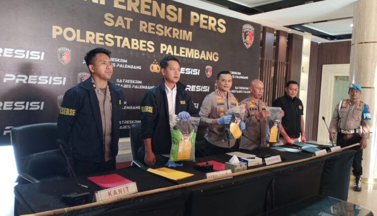 Kapolrestabes Palembang, Kombes Pol Sonny Mahar Budi Adityawan melihatkan barang bukti.