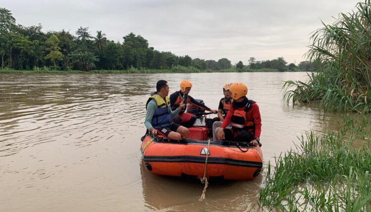 Tim SAR Gabungan saat melakukan pencarian terhadap korban. (Foto: Basarnas Palembang)