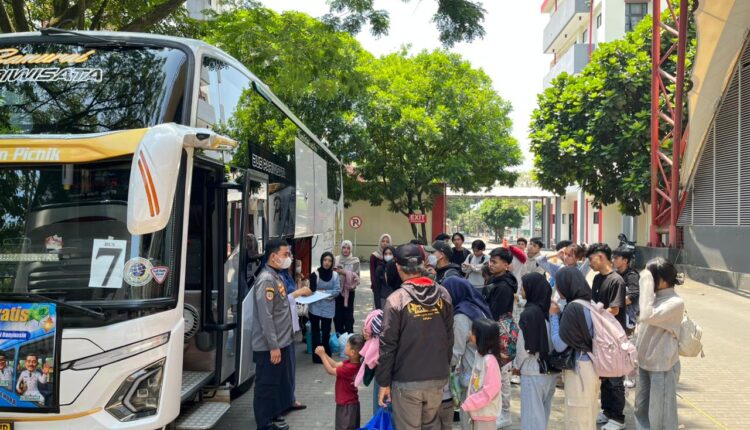 Mahasiswa asal Musi Banyuasin (Muba) bersiap memasuki bus dalam program Mudik Gratis yang difasilitasi oleh Pemerintah Kabupaten Muba.