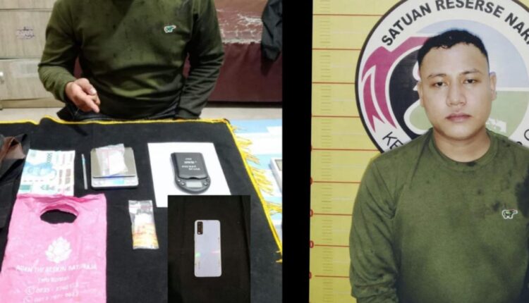 Pelaku beserta barang bukti saat diamankan. (Foto: Dokumen Polisi)