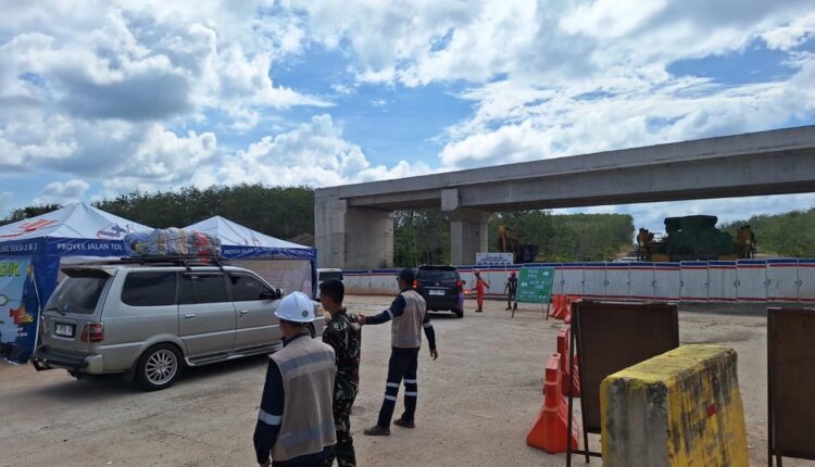 Petugas saat melakukan rekayasa lalu lintas di Exit Tol Pangkalan Balai. (Foto: Hutama Karya)