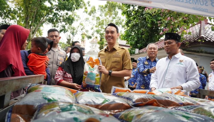 Penyaluran ribuan kantong beras hasil sedekah aparatur sipil negara (ASN) kepada masyarakat dhuafa.