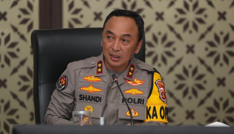 Kapolda Sumsel Irjen Pol Sandi Nugroho memastikan pelaksanaan Operasi Ketupat Musi 2026 berjalan optimal. Dari pantauan data real-time, ratusan ribu penumpang di bandara, pelabuhan, hingga stasiun telah terlayani dengan standar keamanan tinggi.Polri hadir sebagai pelindung dan pelayan masyarakat untuk memastikan setiap warga bisa berkumpul bersama keluarga di hari raya dengan selamat.