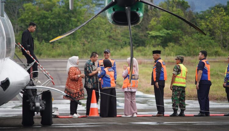 Momen bersejarah: Wali Kota Pagar Alam dan Bupati Lahat Sambut Penerbangan Perdana Citilink.