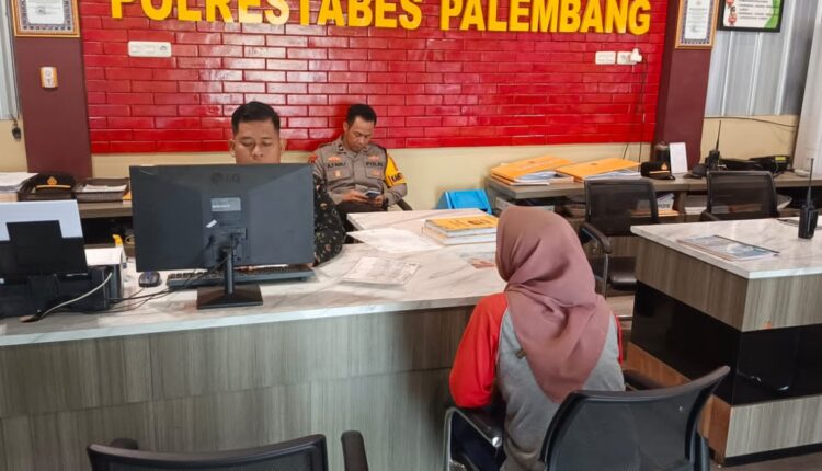 Nasib malang menimpa Herlina (44), seorang pedagang ikan di kawasan Silaberanti, Palembang. Saat sedang sibuk berjualan pada Senin (16/03/2026), tas miliknya yang berisi uang tunai Rp 2 juta, emas LM, serta surat-surat penting raib digondol pencuri.Korban telah resmi melaporkan kejadian ini ke Polrestabes Palembang dengan harapan pelaku segera ditangkap. Mari lebih waspada menjaga barang berharga saat beraktivitas di tempat ramai.