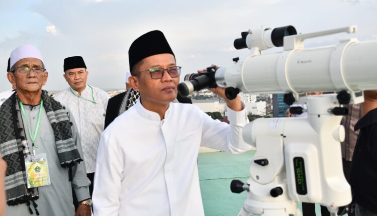 Kemenag Sumsel, Syafitri Irwan, memimpin langsung pemantauan Hilal (Rukyatul Hilal) penetapan 1 Syawal 1447 H di Helipad Hotel Aryaduta Palembang.