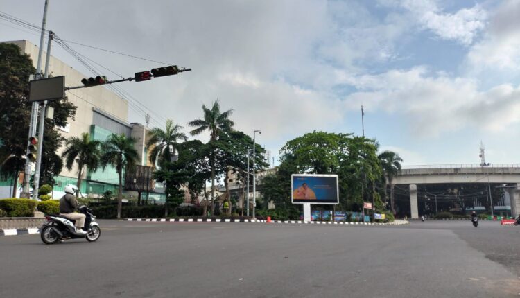 Menjelang Hari Raya Idul Fitri, dinamika lalu lintas di Kota Palembang menunjukkan pemandangan tak biasa. Pantauan di ruas utama seperti Jl. Kapten A Rivai hingga Demang Lebar Daun pada Jumat (20/03/2026) tampak lengang. Mobilitas warga yang sudah mudik dan liburnya aktivitas perkantoran membuat jalanan yang biasanya padat kini memberi "napas lega" bagi pengendara. Tetap waspada dan patuhi aturan lalu lintas meski jalanan sepi!