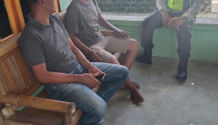 Personil piket regu III Polsek Buay Madang Timur siang ini duduk bareng warga Desa Srikaton. Selain silaturahmi, kami juga berdiskusi soal keamanan lingkungan dan mengingatkan para orang tua untuk lebih mengawasi anak-anak saat bermain di dekat tanggul sungai mengingat debit air yang meningkat.