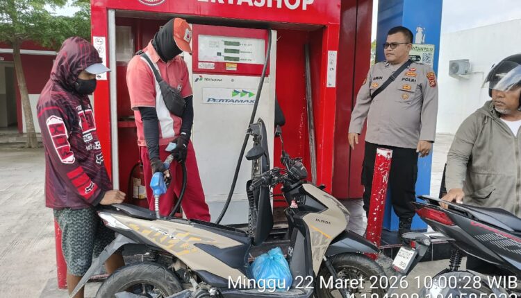 Personil Polsek BMT melaksanakan giat sambang dan pemberian imbauan Kamtibmas kepada warga di Pertashop BK 5 Desa Karang Tengah.