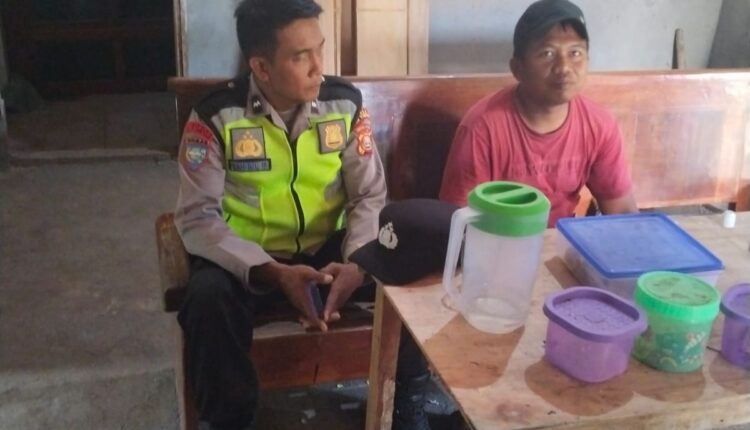 Personel Polsek Buay Madang Timur, Aipda Sahrul Munir, saat memberikan imbauan Kamtibmas kepada warga Desa Pengandonan.