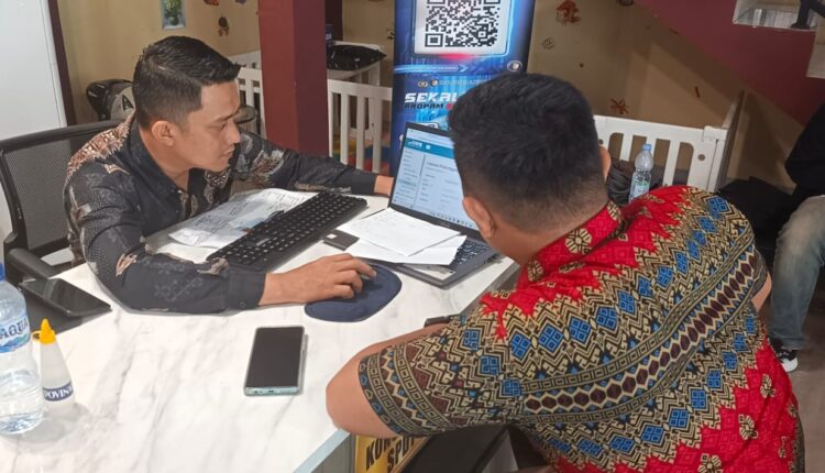 Nahas menimpa Siti Rusdina (39), warga Jalan Mega Mendung, Palembang. Rumahnya dibobol maling pada hari kedua lebaran saat ditinggal pergi. Pelaku diduga masuk melalui terali lantai dua setelah merusak gembok.