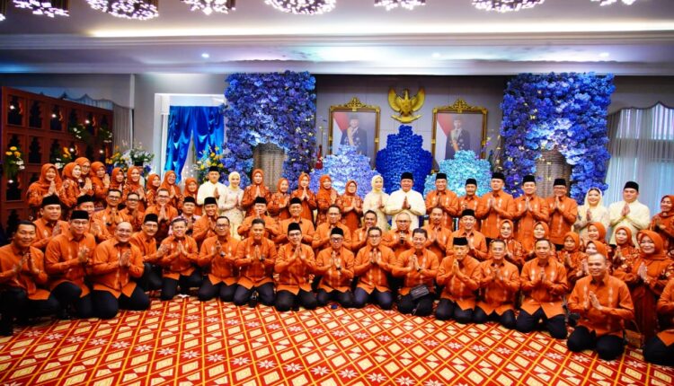 Kekompakan menjadi kunci pembangunan. Bupati Muba M Toha Tohet bersama Wakil Bupati Abdur Rohman Husen dan seluruh jajaran Kepala Perangkat Daerah menunjukkan wajah pemerintahan yang solid dan merakyat dalam rangkaian perayaan Idul Fitri 1447 H.