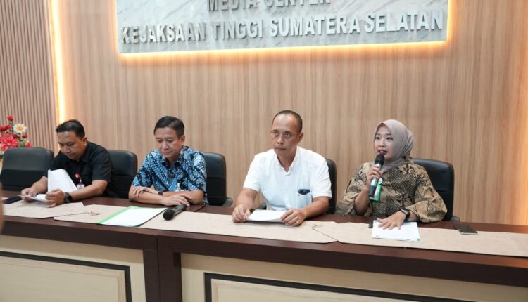 Kepala Seksi Penerangan Hukum (Kasi Penkum) Kejati Sumsel, Vanny Yulia Eka Sari (paling kanan), memberikan penjelasan kepada awak media terkait penetapan delapan tersangka baru dalam perkara dugaan korupsi fasilitas kredit bank pemerintah kepada PT BSS dan PT SAL di Media Center Kejati Sumsel.