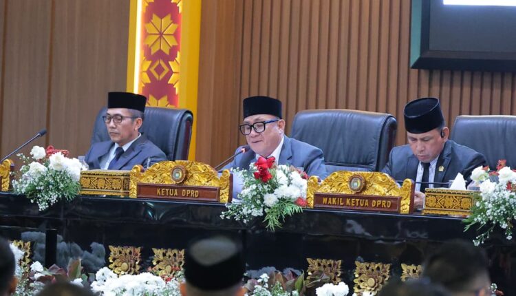 Ketua DPRD Kota Palembang, Ali Subri (tengah), didampingi jajaran Wakil Ketua DPRD memimpin Rapat Paripurna ke-7 Masa Persidangan II di Ruang Rapat Paripurna DPRD Palembang.