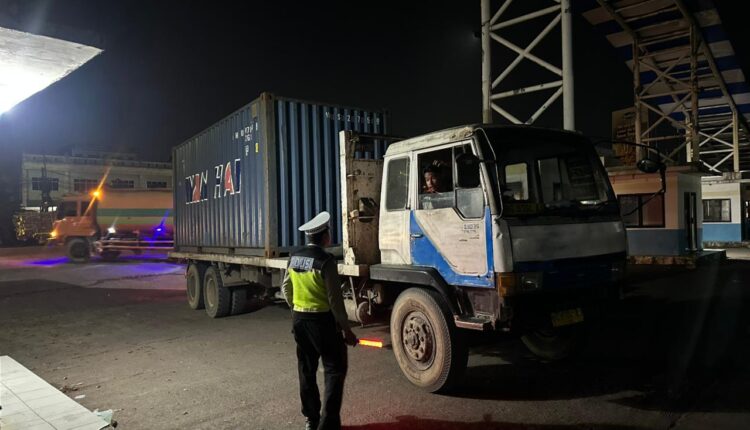Kendaraan sumbu tiga ke atas mulai dibatasi pergerakannya di jam padat untuk menjamin kenyamanan pemudik yang kembali ke arah Palembang.