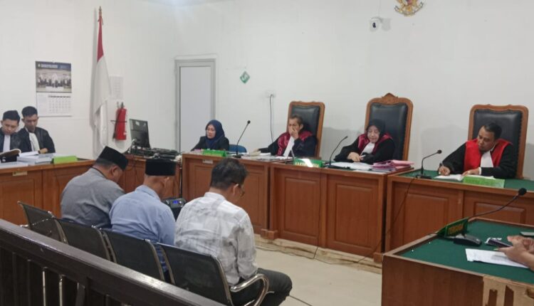 Terdakwa kasus korupsi dana hibah Pilkada Prabumulih mendengarkan tuntutan JPU di PN Palembang.