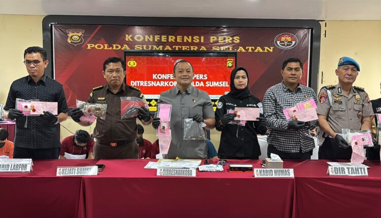 Ditresnarkoba Polda Sumsel melakukan pemusnahan barang bukti narkotika hasil tangkapan Maret 2026. Total 1,9 kg sabu, ratusan butir ekstasi, dan sinte berhasil diamankan dari 26 jaringan pengedar.