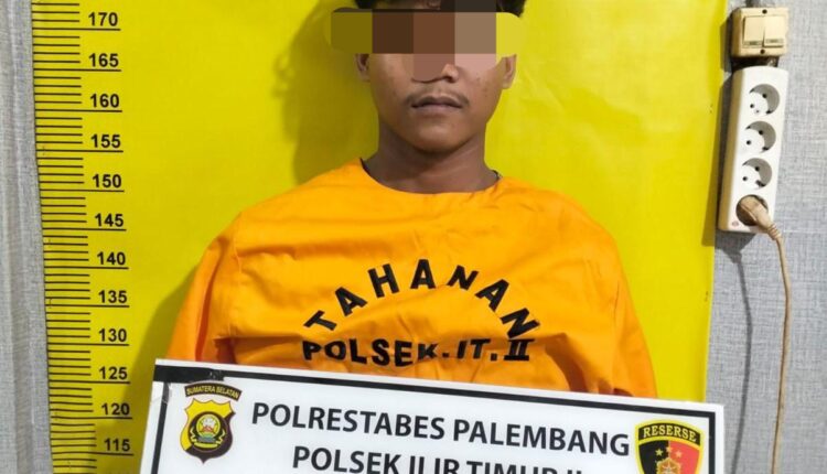 Tersangka saat diamankan di Polsek Ilir Timur II Palembang. (Foto: Dokumen Polisi)
