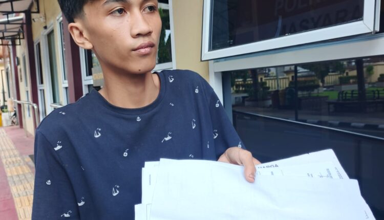 Kejadian memilukan menimpa Ferdiansyah (20), warga Lorong Masjid Jamik, Plaju, Palembang. Saat terbangun dari tidur pada Rabu (26/3), ia mendapati istrinya, Alvina Darma Sari (21), dan anak bayi mereka yang baru berusia 6 bulan sudah tidak ada di rumah.