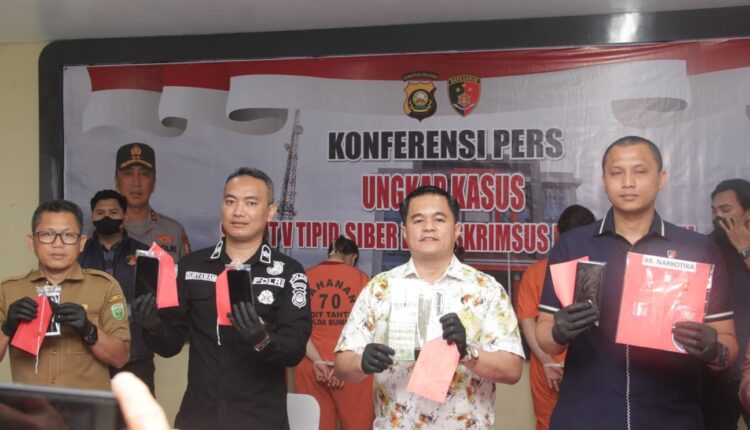 Subdit Siber Ditreskrimsus Polda Sumsel berhasil mengungkap kasus peretasan sistem SIBOS yang menyasar SMA Negeri 2 Prabumulih. Empat tersangka diringkus, termasuk otak pelaku berinisial AT (38).