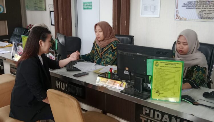 Demi mempertahankan haknya, Tina Francisco mendatangi PN Palembang Kelas IA Khusus pada Kamis (02/04/2026). Ia meminta pembatalan rencana eksekusi aset hotel miliknya yang dijadwalkan pada 8 April mendatang.
