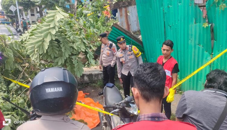 Petugas saat melakukan olah TKP di lokasi kejadian.