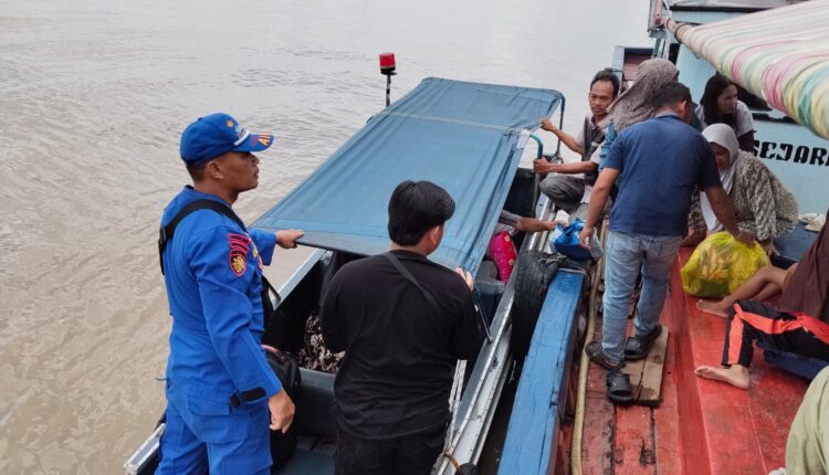 Respon cepat ditunjukkan personel Ditpolairud Polda Sumsel dalam misi kemanusiaan. Menggunakan fasilitas Ambulans Apung, petugas berhasil mengevakuasi Mustofa (44), seorang nelayan asal Desa Upang Induk yang mengalami kondisi medis darurat.