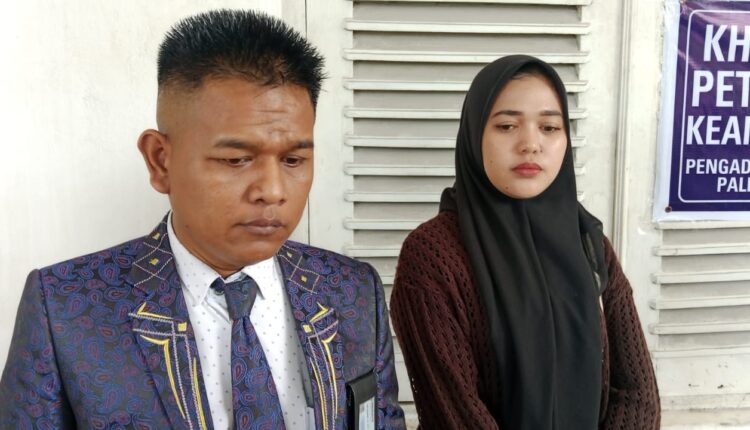 Didampingi kuasa hukumnya, Devi Iskandar, Nova Thaharah Rianti (24) mendatangi otoritas hukum untuk menindaklanjuti laporan dugaan KDRT yang dilakukan suaminya, seorang oknum anggota Polri berinisial MDW.