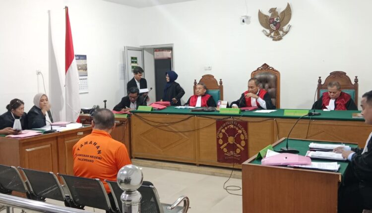 Terdakwa Novran Hansya Kurniawan menjalani sidang agenda pembacaan nota pembelaan (pledoi) di PN Palembang.