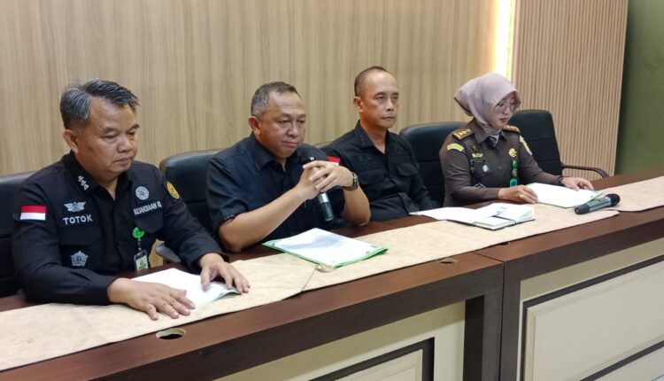 Kajati Sumatera Selatan, Ketut Sumedana, memberikan keterangan pers terkait perkembangan kasus dugaan korupsi kredit bermasalah di salah satu bank milik pemerintah.