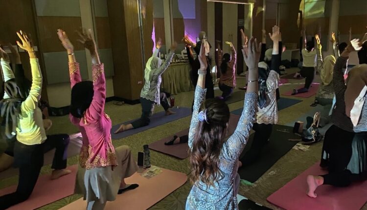 Hotel Santika Radial gelar Kartini Wellness Day dengan Yoga Berkebaya.