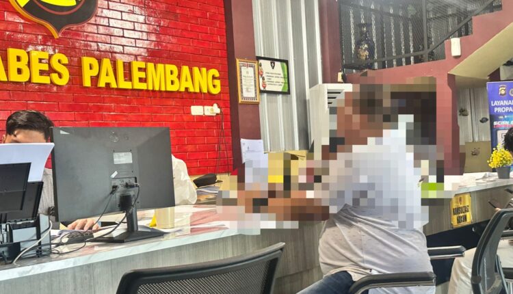 pria berinisial FF (44) mendatangi Polrestabes Palembang untuk melaporkan dugaan penipuan dan penggelapan.